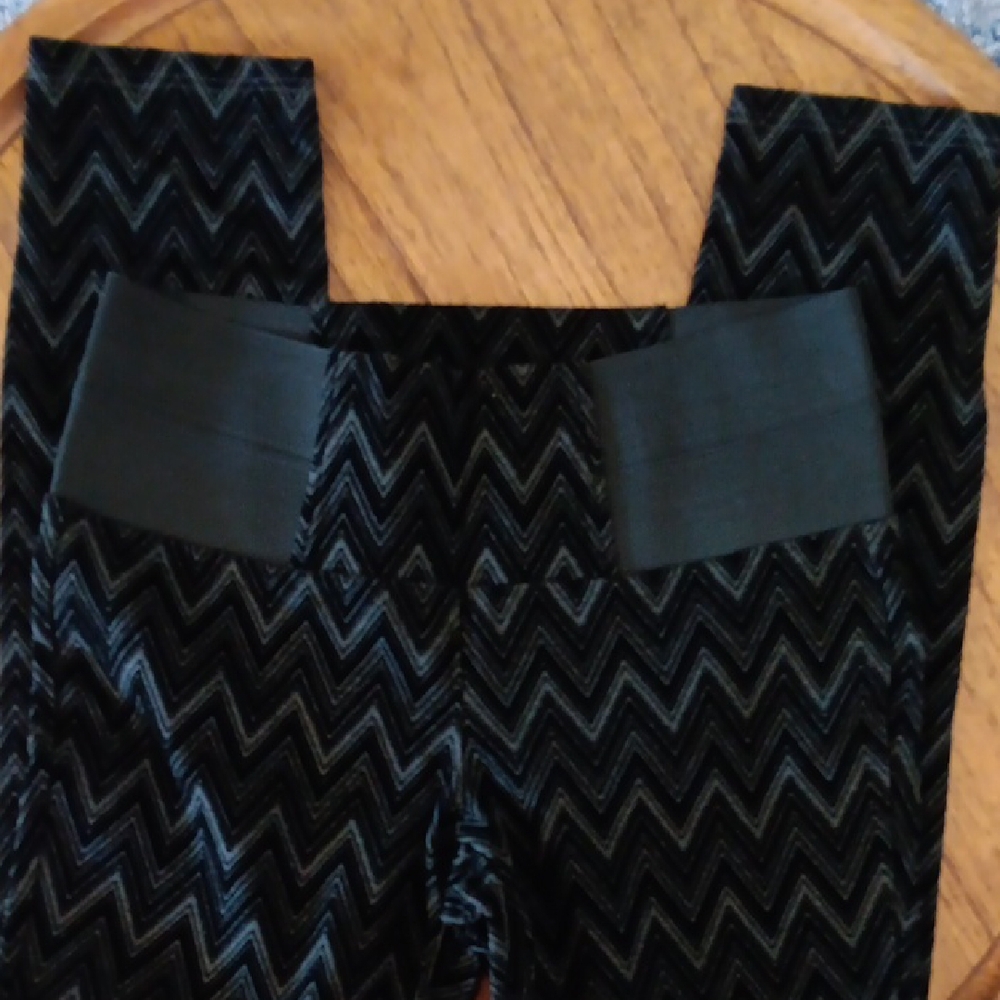 Black Zigzag Patterned Leggings - image 2